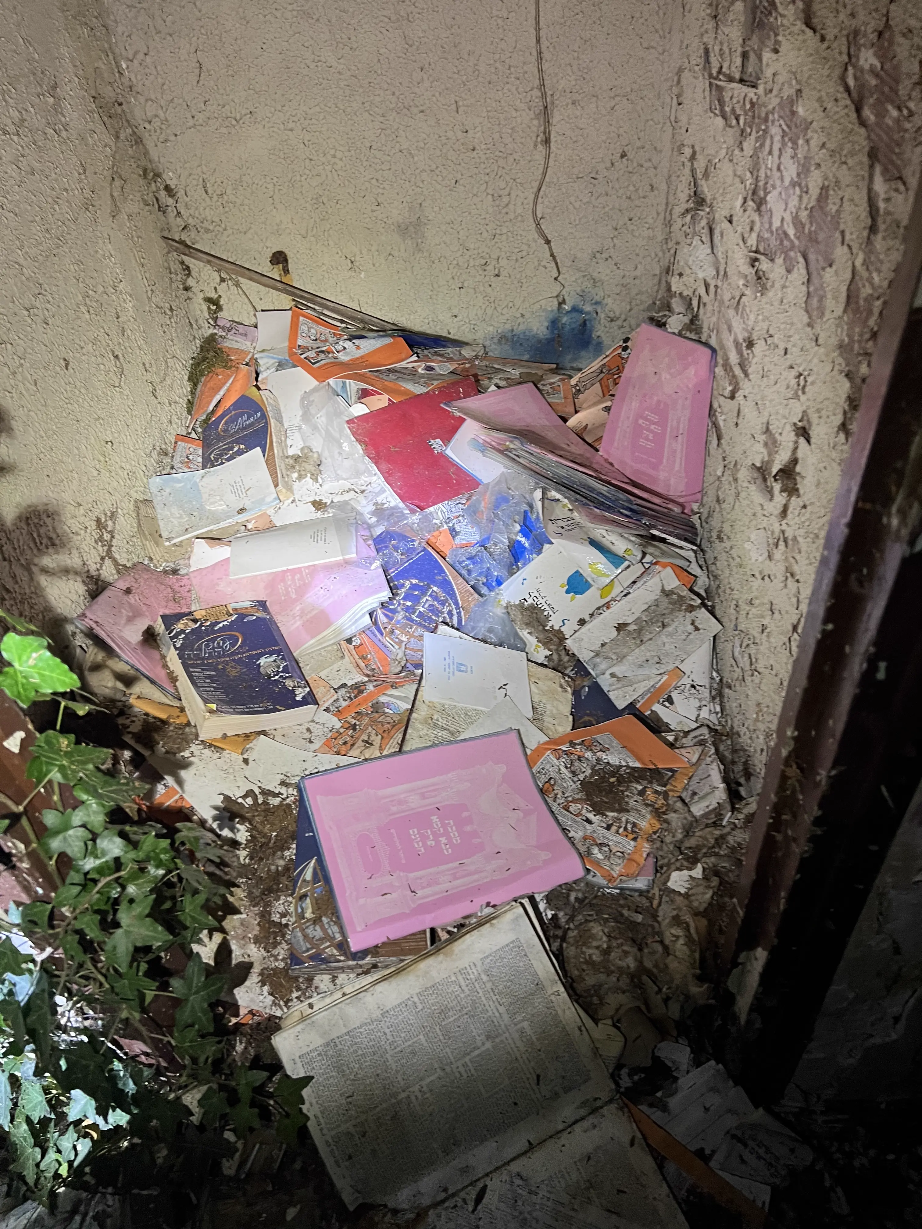 Tas de livres abandonnés
